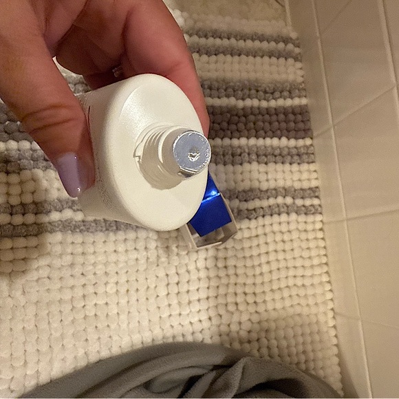 NEW Is Clinical Warming Honey Cleanser - Picture 2 of 6